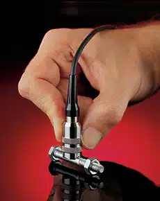 Photo d'une sonde d'épaisseur galvanisée mesurant sur un boulon galvanisé