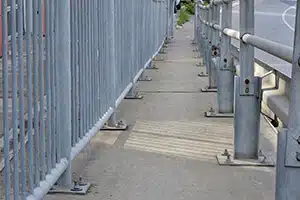 Photo de garde-corps et de séparateurs galvanisés le long d'une route